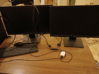 اثنين شاشات كمبيوتر dell معاهم كيزة